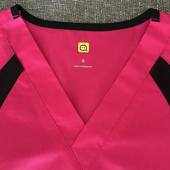 WonderWink scrub top with side stretch panels size S ~ NWOT ~ - Picture 6 of 9